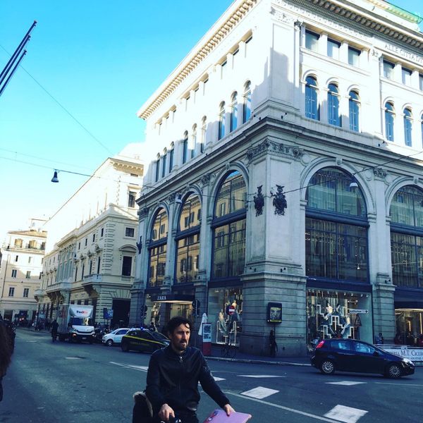 イタリア「italy🇮🇹」の写真：バレンタイン真っ只中でローマの街並みはハ...