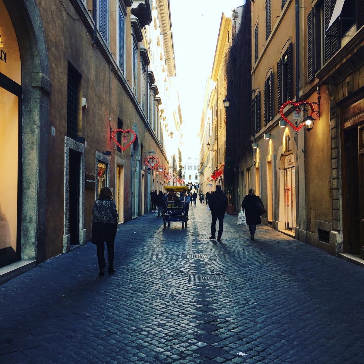 バレンタイン真っ只中でローマの街並みはハートのライトやバラの飾りが沢山🌹