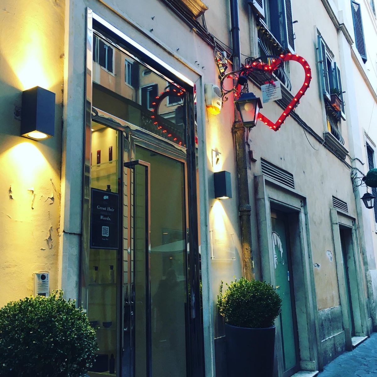 バレンタイン真っ只中でローマの街並みはハートのライトやバラの飾りが沢山🌹