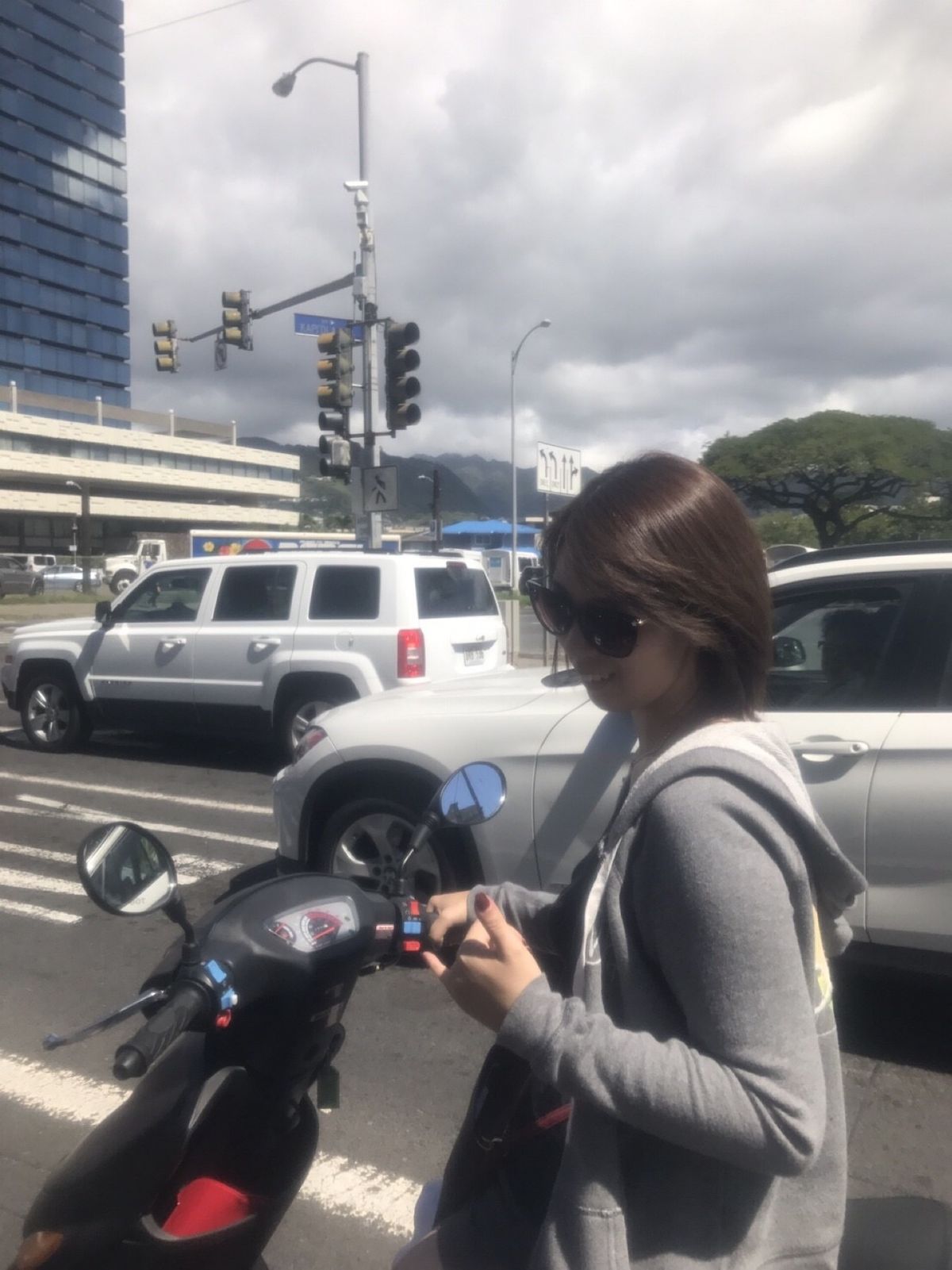 スクーターデビュー、ハワイ大学の学食
ハレイワの看板で記念写真