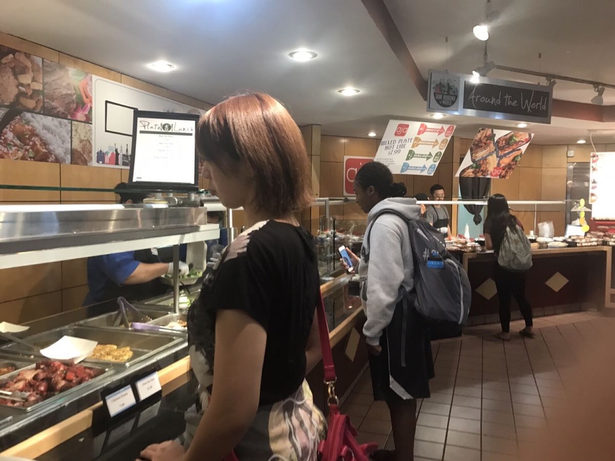 スクーターデビュー、ハワイ大学の学食
ハレイワの看板で記念写真