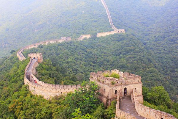 中国・北京「曇天の北京と万里の長城」の写真：いざ世界最大の建造物　万里の長城へ
万里...
