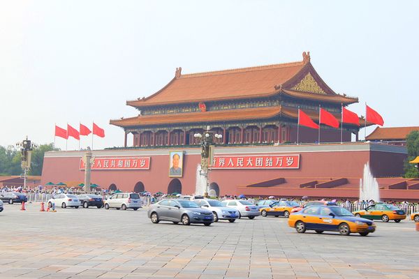 中国・北京「曇天の北京と万里の長城」の写真：故宮の入り口には天安門
その前に広大に広...