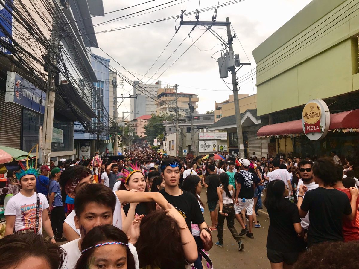 フィリピン最大級のお祭り「シヌログ祭り」
通りすがりに挨拶をしながらペンキ...
