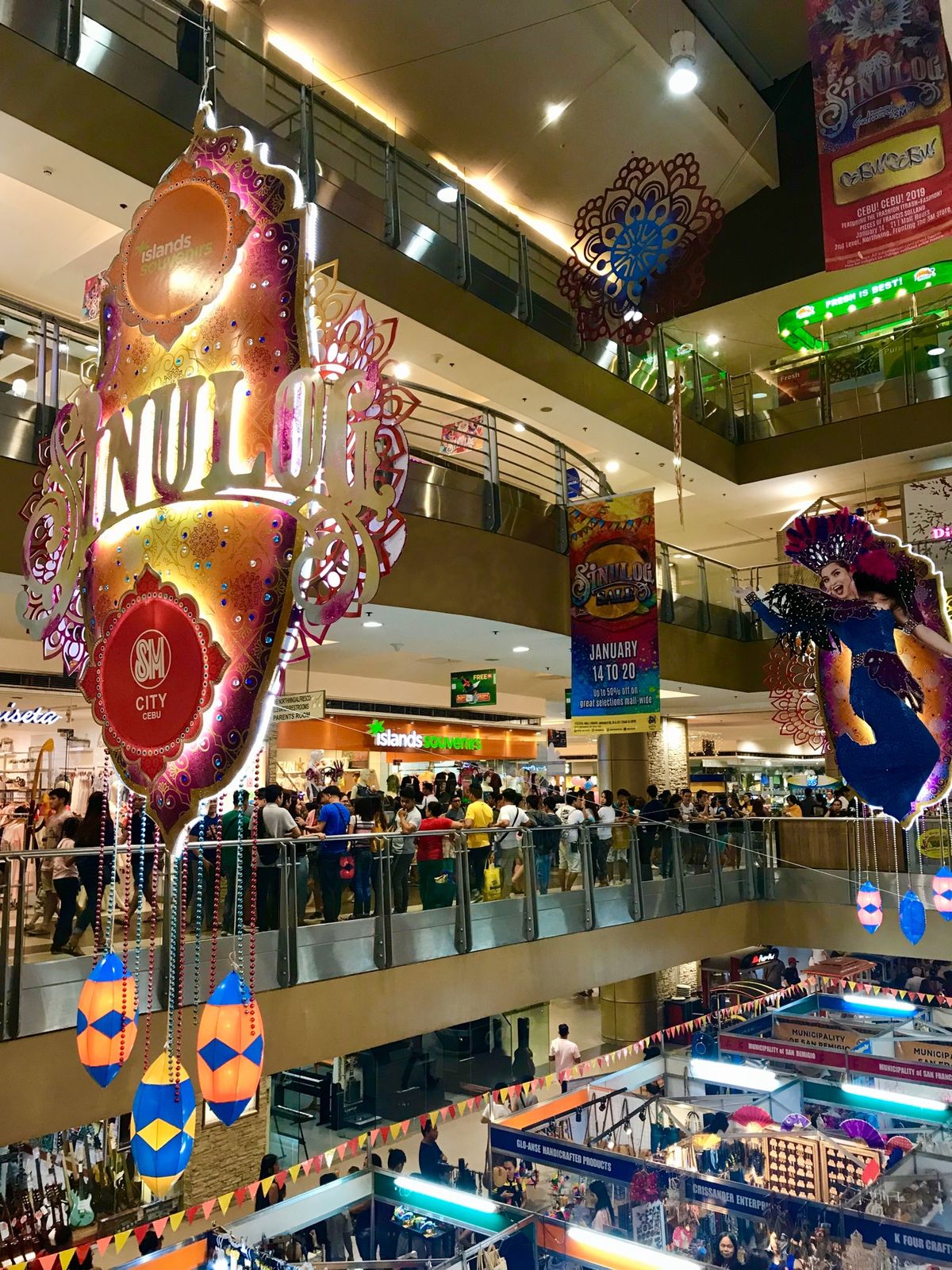 フィリピン最大級のお祭り「シヌログ祭り」
通りすがりに挨拶をしながらペンキ...