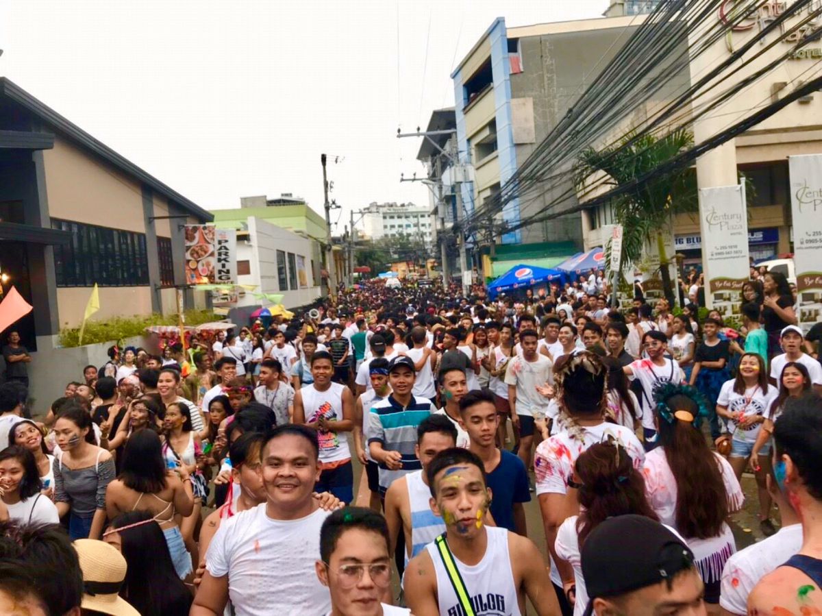 フィリピン最大級のお祭り「シヌログ祭り」
通りすがりに挨拶をしながらペンキ...