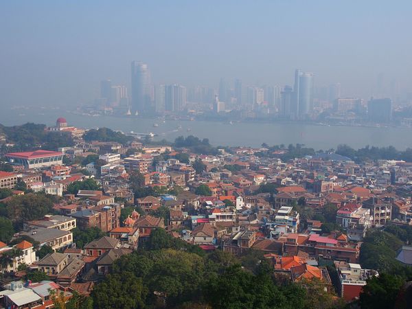 中国・廈門「中国福建省　世界遺産の永定土楼とコロンス島へ」の写真：コロンス島
この小さな島は所狭しと様々な...