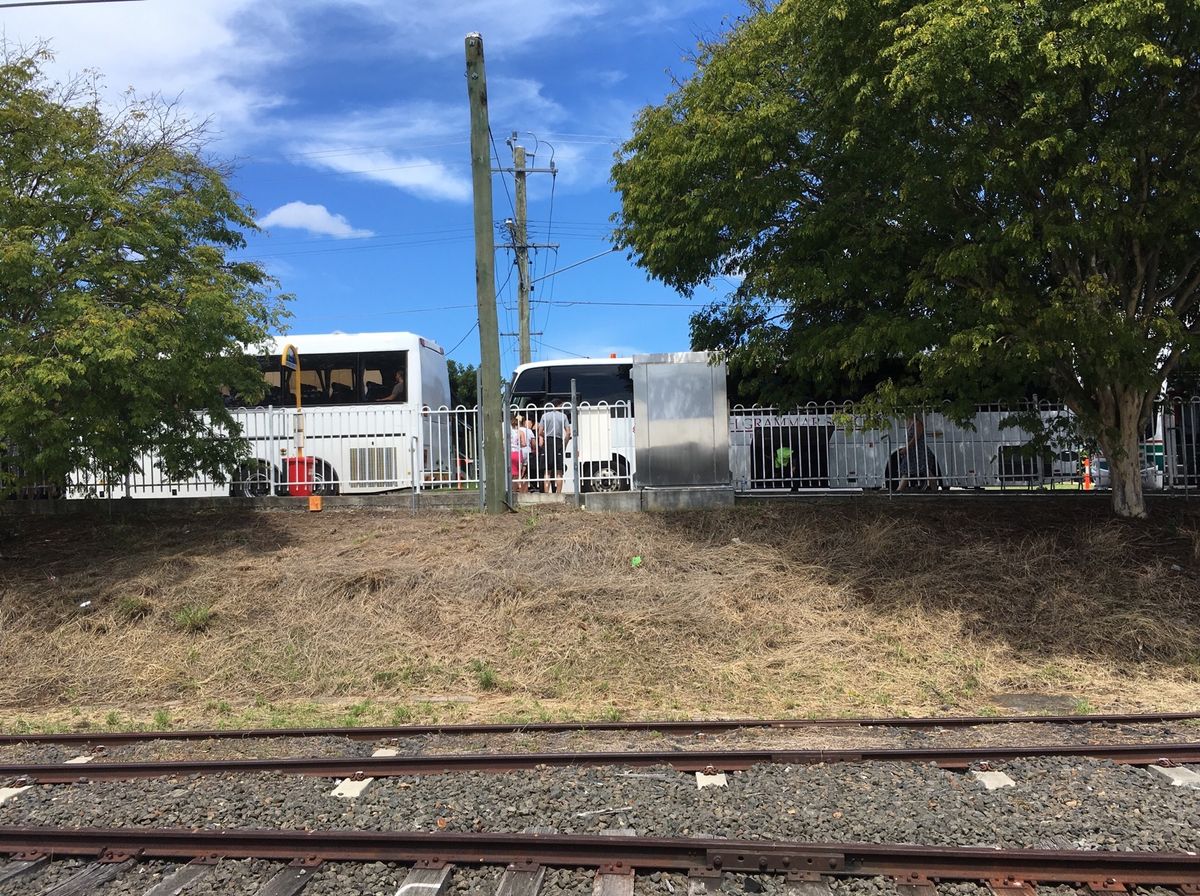 ブリスベンに向かったのに…電車が止まってバスで振替輸送💦全然話せないのにハ...