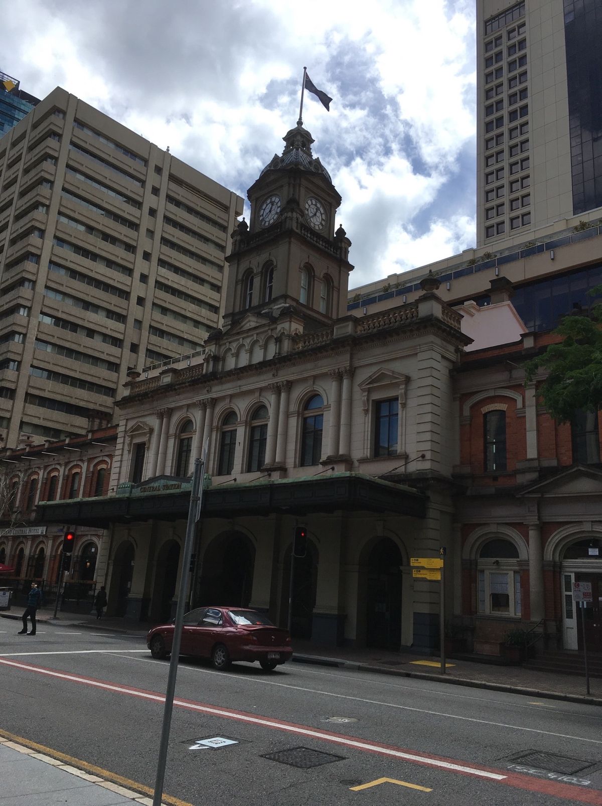 ブリスベンに向かったのに…電車が止まってバスで振替輸送💦全然話せないのにハ...