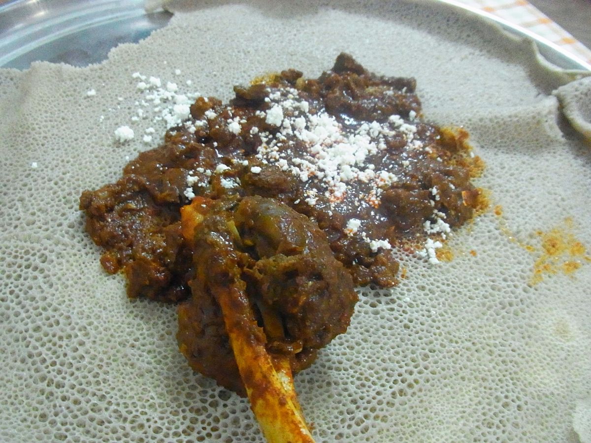 インジェラはエチオピアの国民食
イネ科の植物を発酵させてクレープのように焼...
