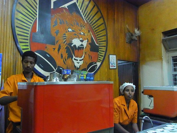 エチオピア・アジスアベバ「エチオピア　インジェラとコーヒーを求め夜の街へ」の写真：コーヒーの起源はエチオピアとも言われてい...