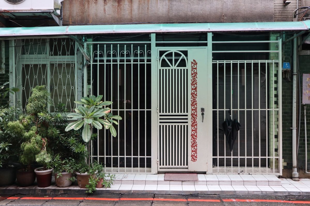 手天品への道すがらはレトロなお店がたくさん。
駅から10分ほど歩くけど、そ...