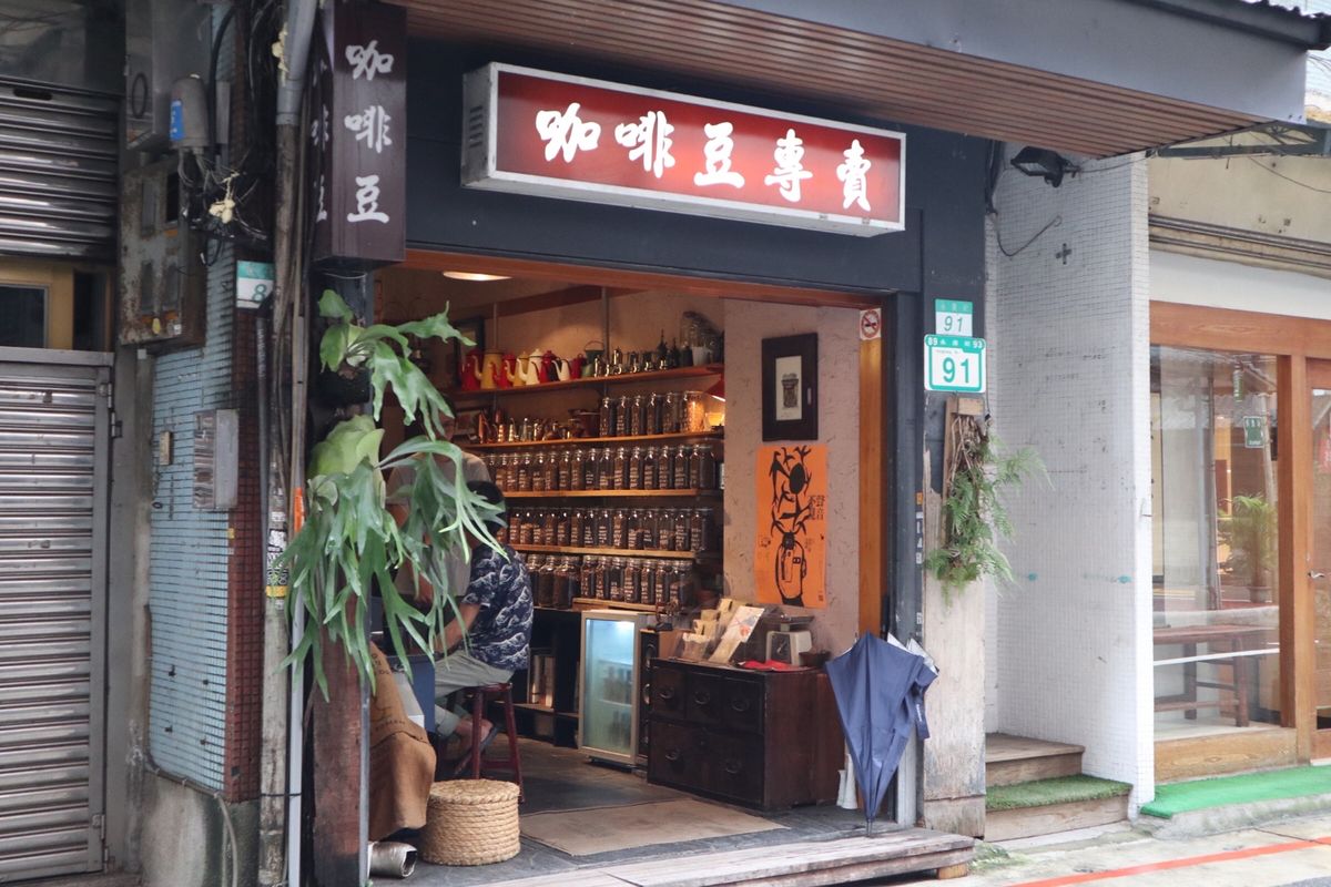 手天品への道すがらはレトロなお店がたくさん。
駅から10分ほど歩くけど、そ...