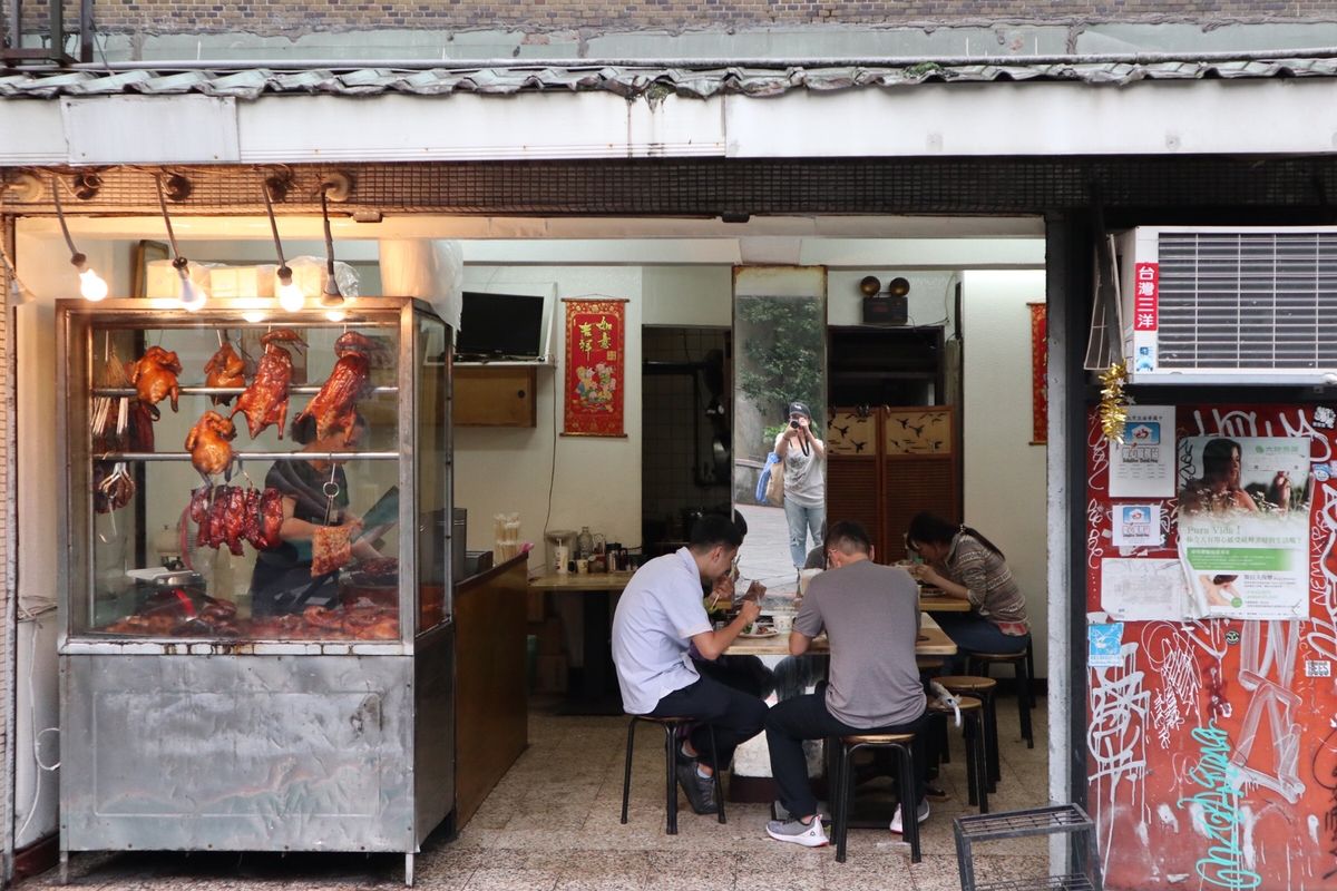 手天品への道すがらはレトロなお店がたくさん。
駅から10分ほど歩くけど、そ...