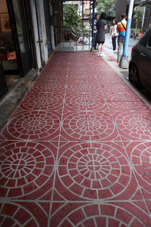 台湾「台湾食べ旅」の写真：手天品への道すがらはレトロなお店がたくさ...