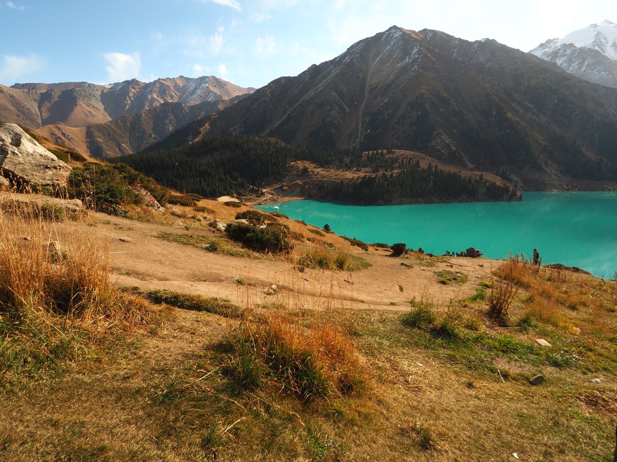 アルマトイ 
街から30キロほど郊外の山中に佇むビッグアルマトイ レイク
...