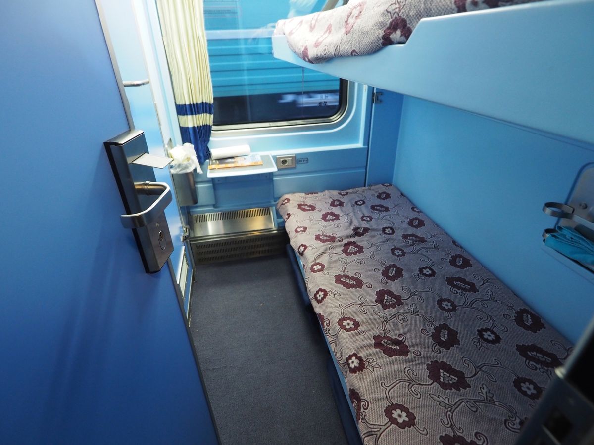 アスタナ 
国土の広いカザフスタン、アルマトイ からアスタナへは寝台列車で...