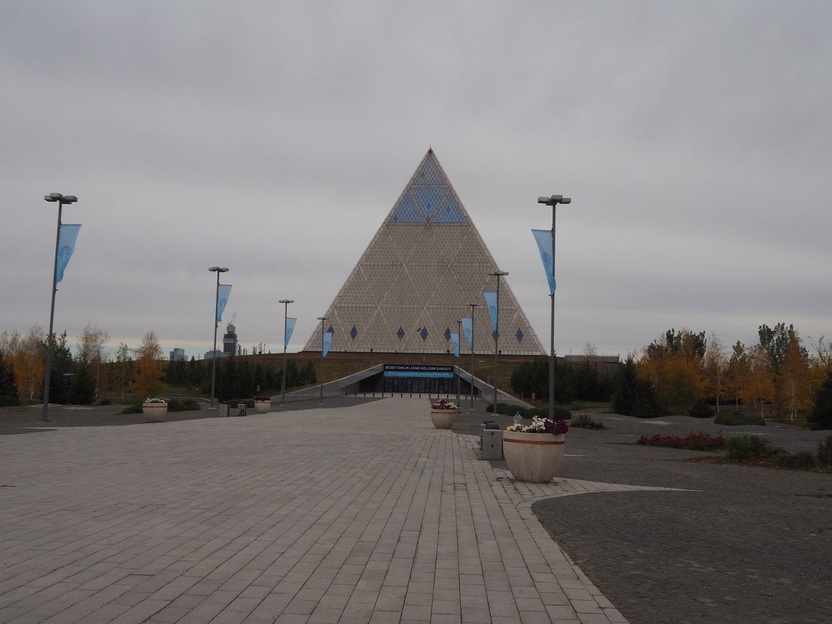 アスタナ 
国土の広いカザフスタン、アルマトイ からアスタナへは寝台列車で...