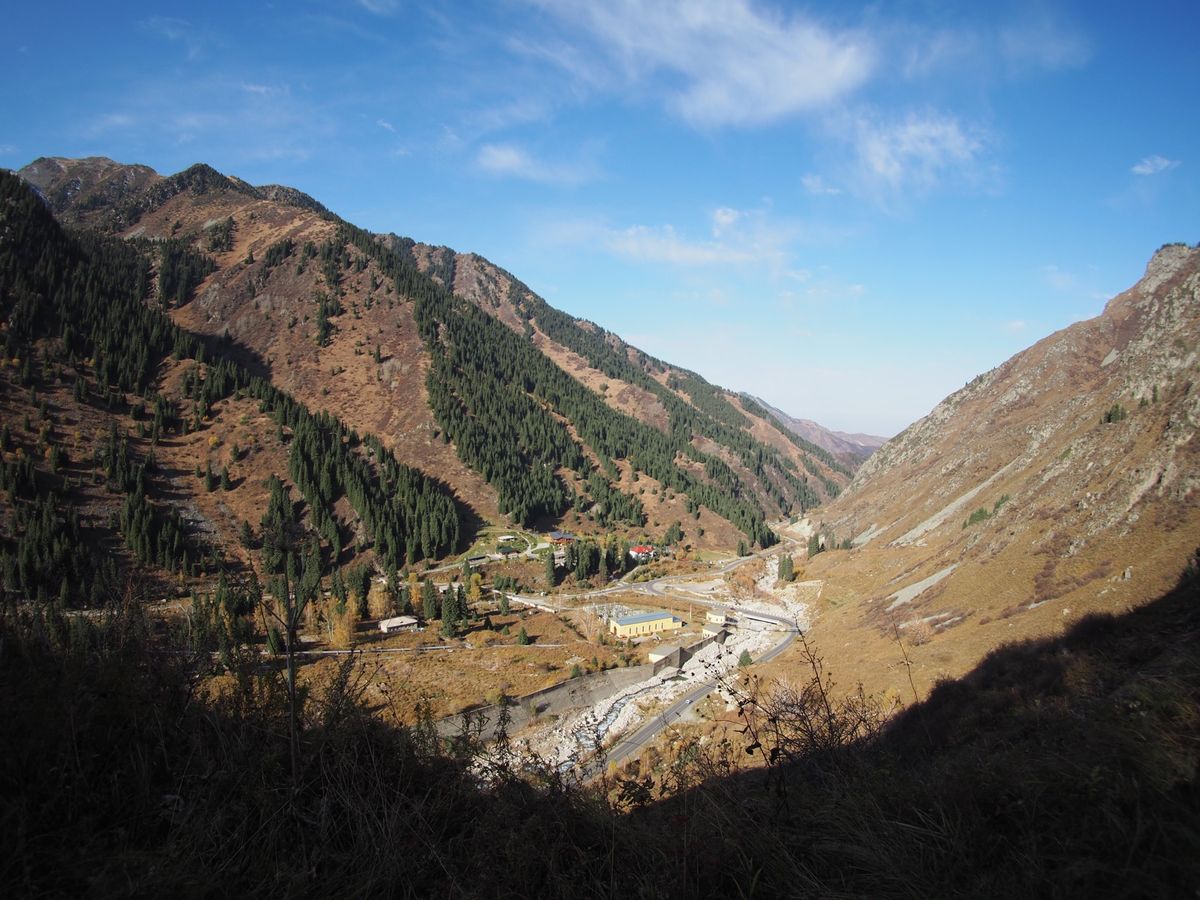 アルマトイ 
街から30キロほど郊外の山中に佇むビッグアルマトイ レイク
...