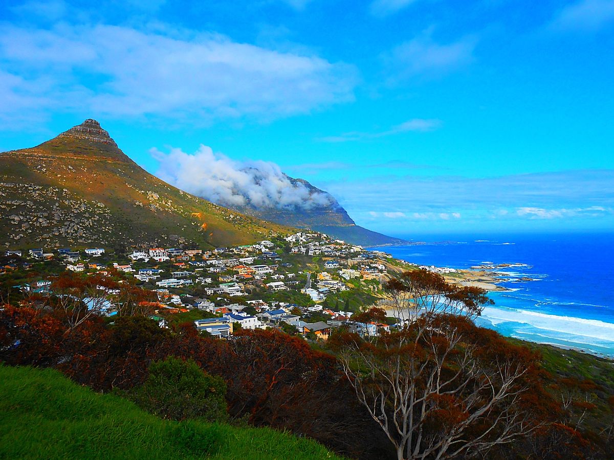 希望峰までは山と海に挟まれた爽快なドライブルート🚙
ロベン島はマンデラさん...