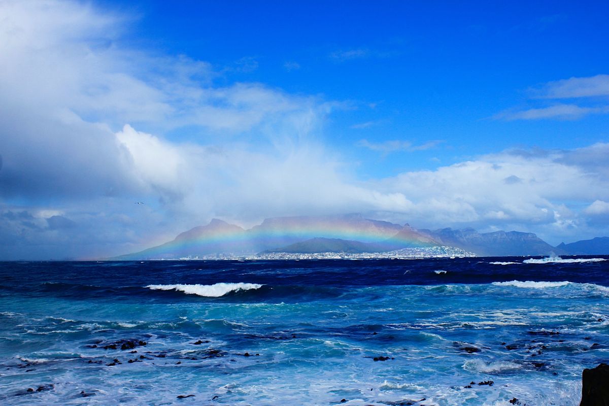 希望峰までは山と海に挟まれた爽快なドライブルート🚙
ロベン島はマンデラさん...