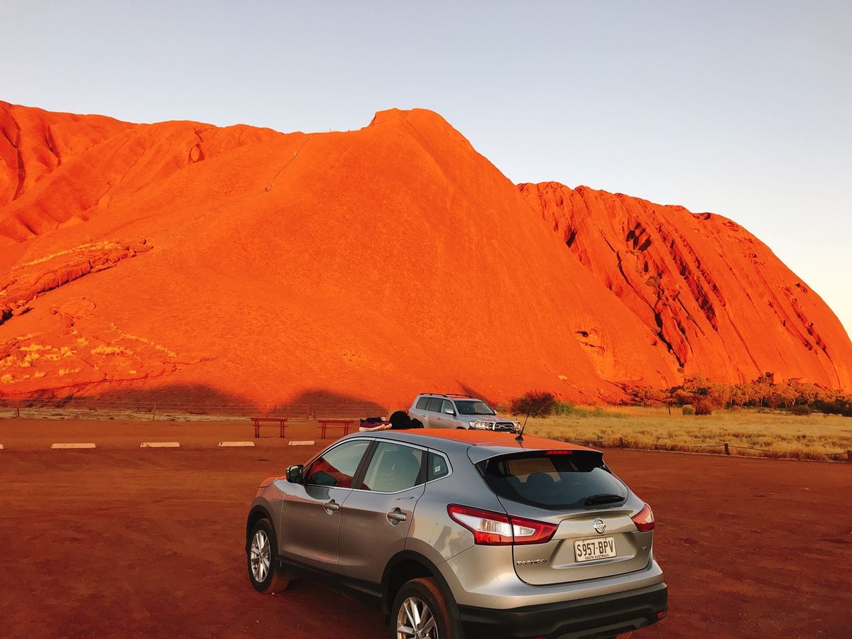 エアーズロック登ってたら日の入りの時間になってしまって
赤く燃えるエアーズ...