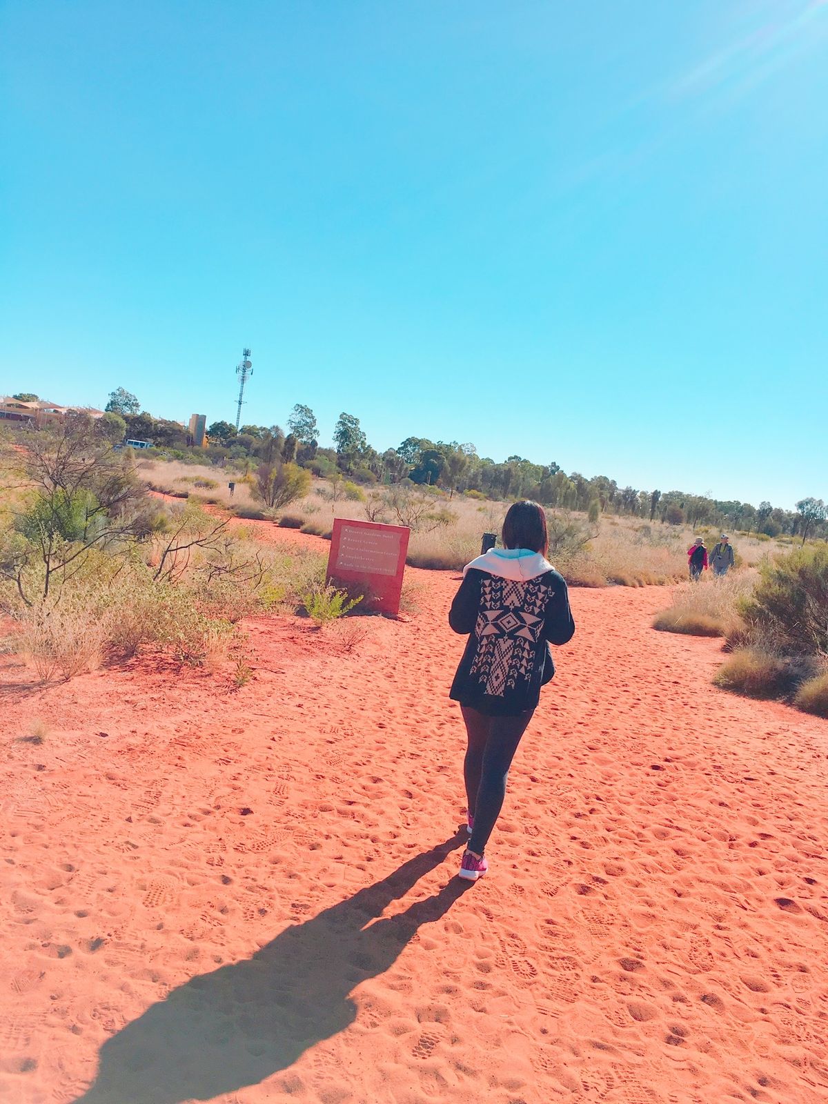 エアーズロック登ってたら日の入りの時間になってしまって
赤く燃えるエアーズ...