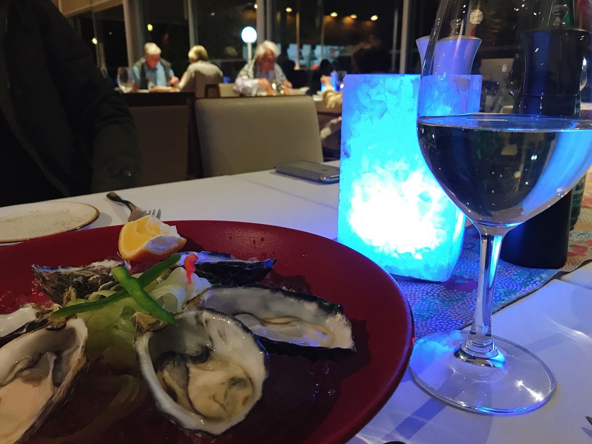 2度目のウルルは、天気に恵まれず。
そして、強風のため登る事ができなかった...