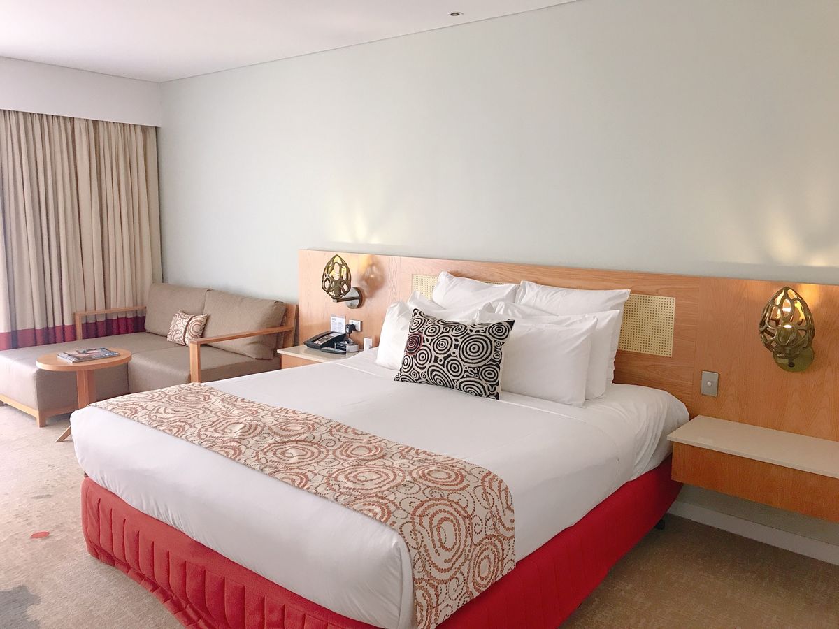 2度目のウルルは、天気に恵まれず。
そして、強風のため登る事ができなかった...