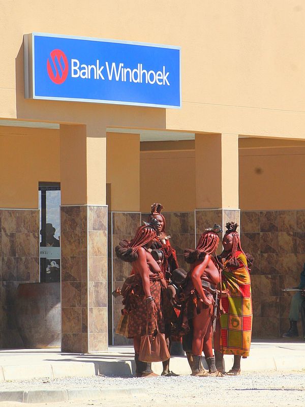 ナミビア・ナミブ砂漠「ナミビア　真っ赤なナミブ砂漠とヒンバ族」の写真：オプウォ
ナミビアの首都ウィントフックか...