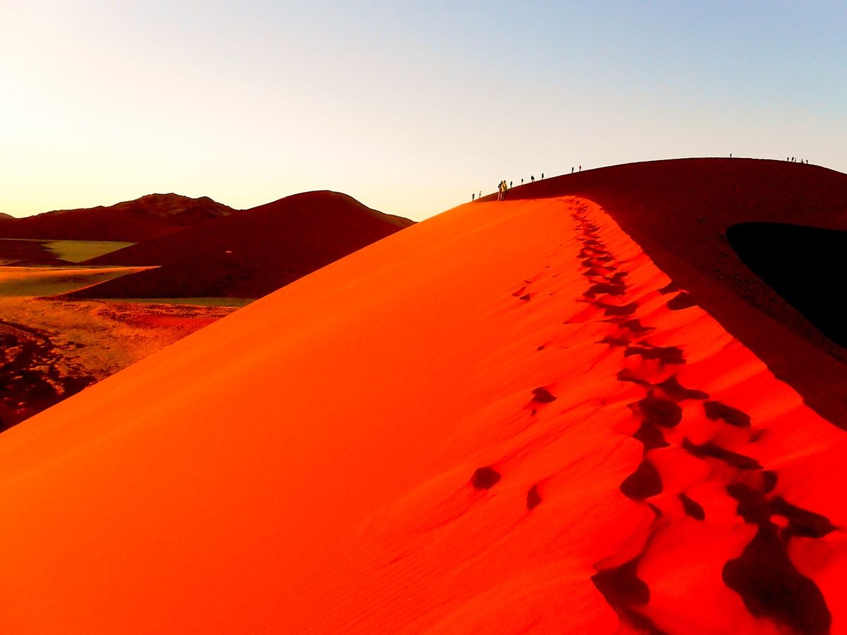 ナミブ砂漠
ナミブ砂漠に昇るサンライズは、強く激しく真っ赤な世界に、砂漠を...