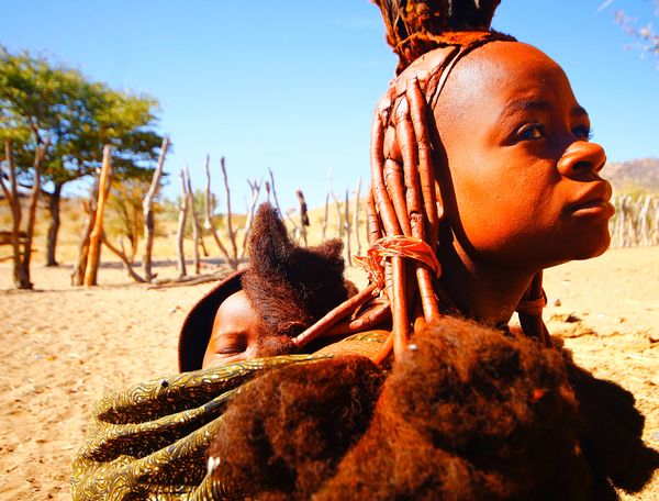 ナミビア・ナミブ砂漠「ナミビア　真っ赤なナミブ砂漠とヒンバ族」の写真：オプウォ
ナミビアの首都ウィントフックか...