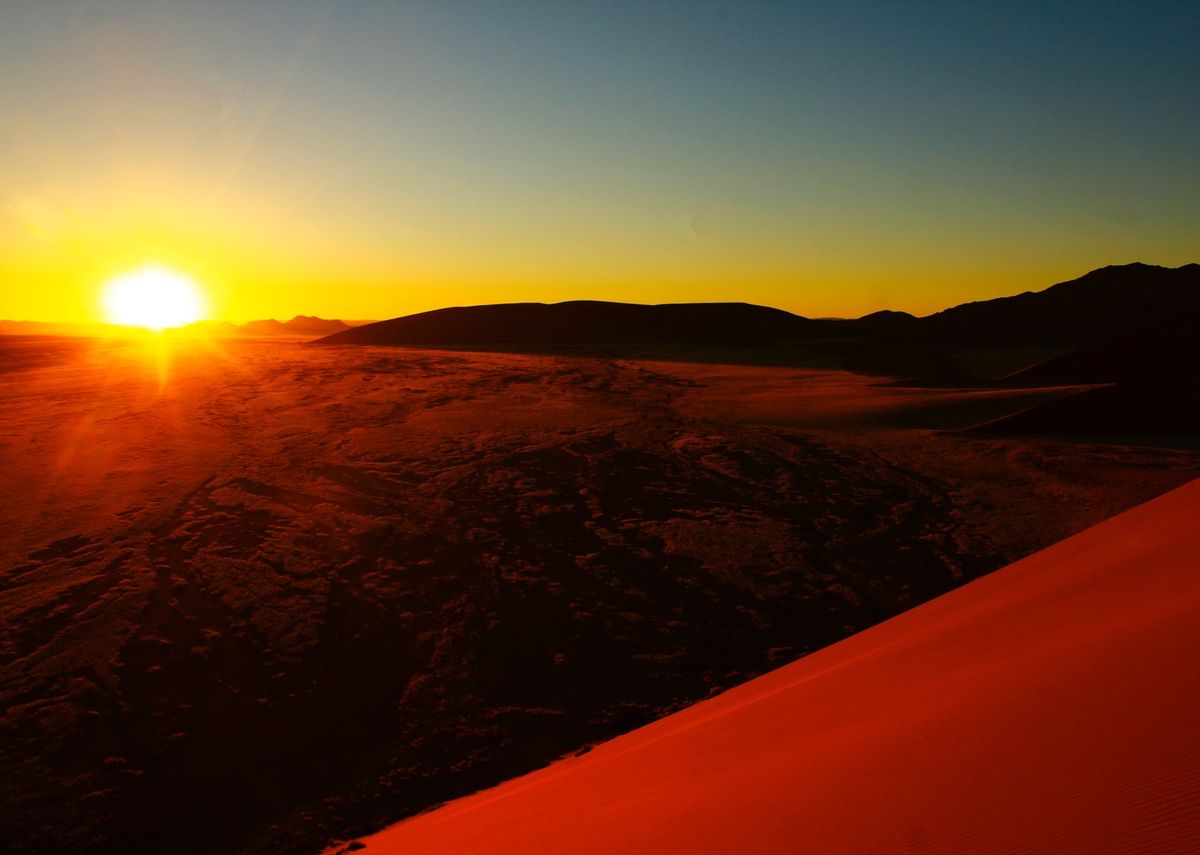 ナミブ砂漠
ナミブ砂漠に昇るサンライズは、強く激しく真っ赤な世界に、砂漠を...