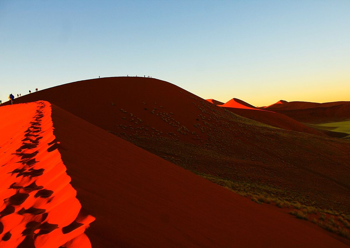 ナミブ砂漠
ナミブ砂漠に昇るサンライズは、強く激しく真っ赤な世界に、砂漠を...