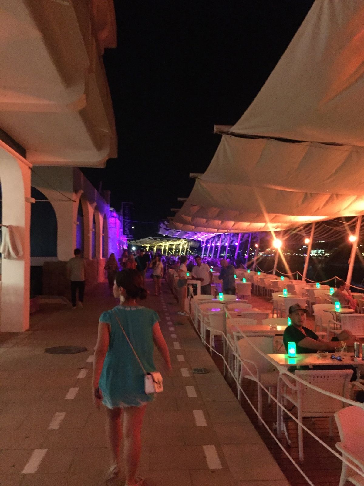 ビーチ沿いのカフェマンボ