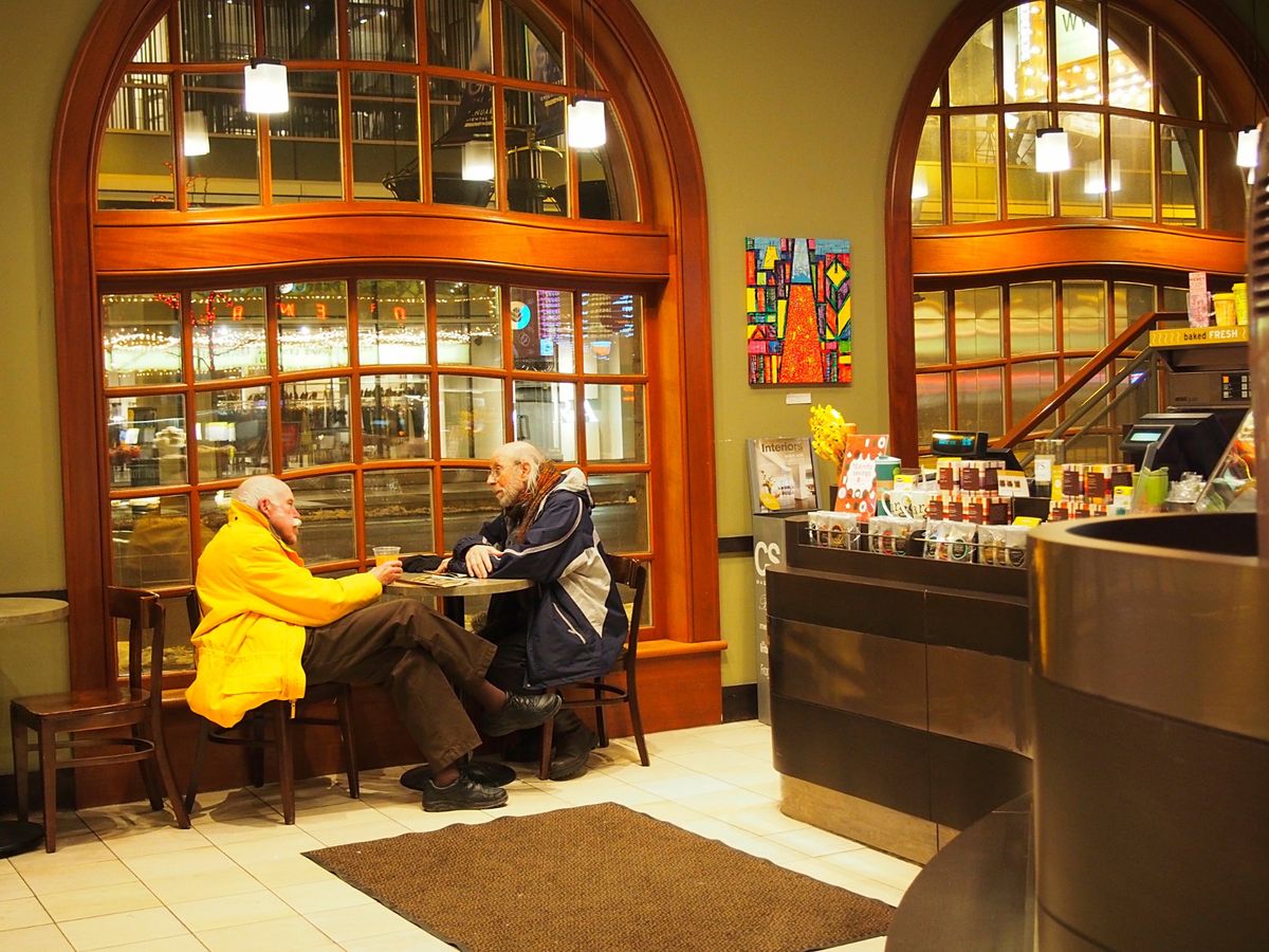 冬の夜のシカゴは人も少なく、とても寒かったですが、劇場のネオンや歴史を感じ...