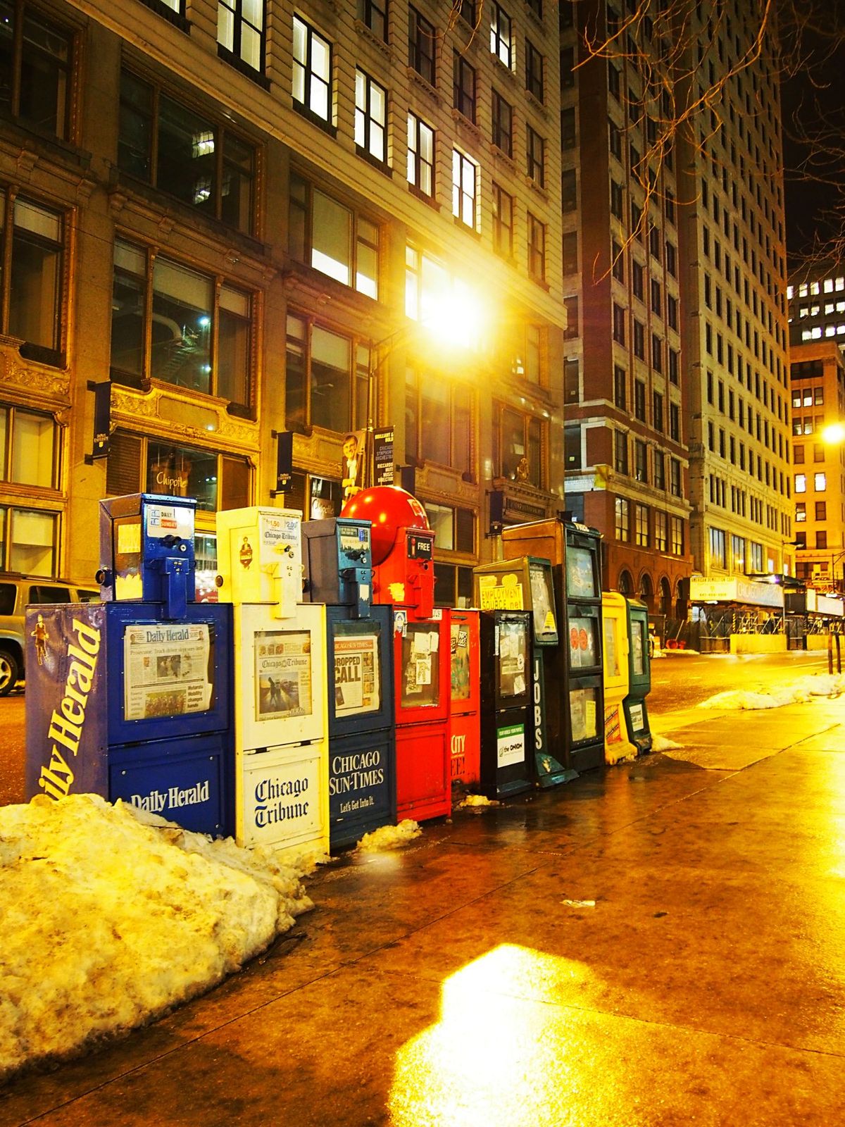 冬の夜のシカゴは人も少なく、とても寒かったですが、劇場のネオンや歴史を感じ...