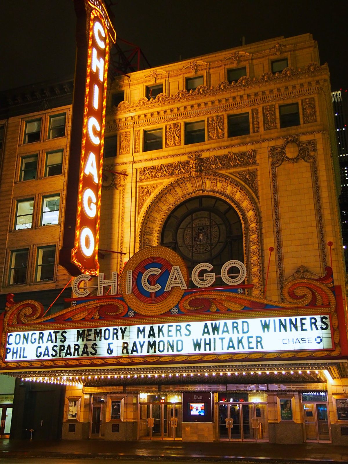冬の夜のシカゴは人も少なく、とても寒かったですが、劇場のネオンや歴史を感じ...