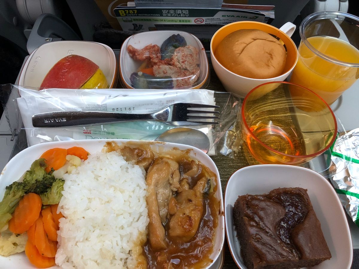 クリスマスの近づく成田空港から、エバー航空の便で台北・桃園国際空港へ。
乗...