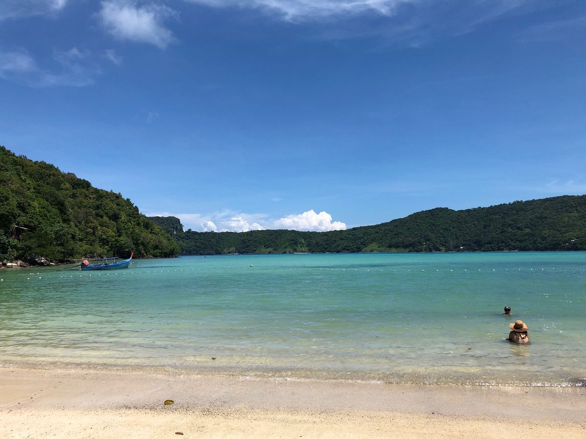 ピピ島の海は見たこともない青色