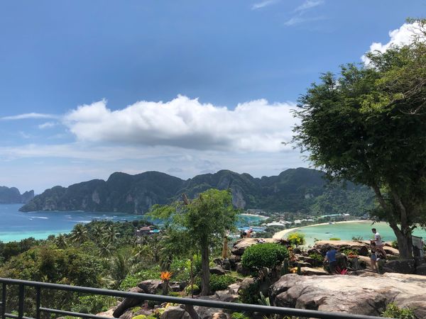 タイ・ピピ島「ピピ島」の写真：ピピ島の海は見たこともない青色