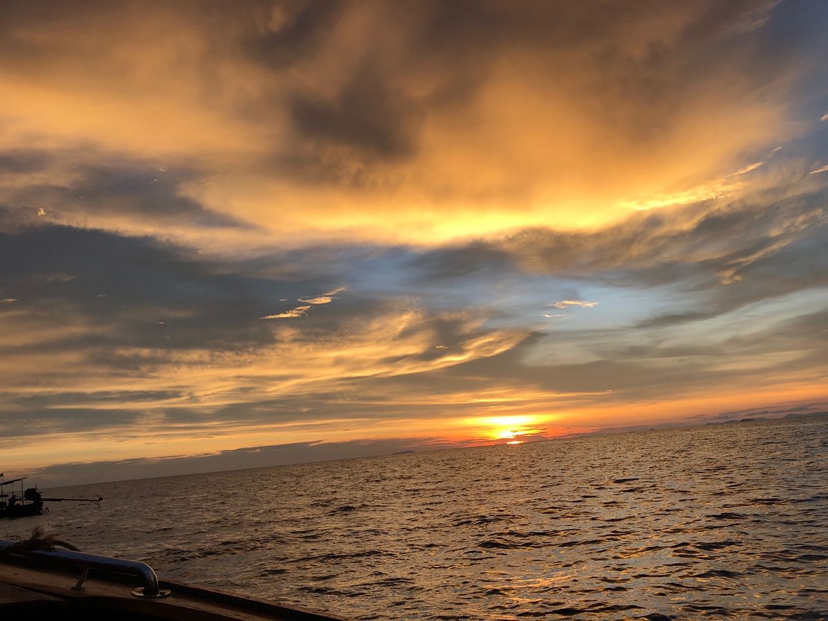 ピピ島の海は見たこともない青色