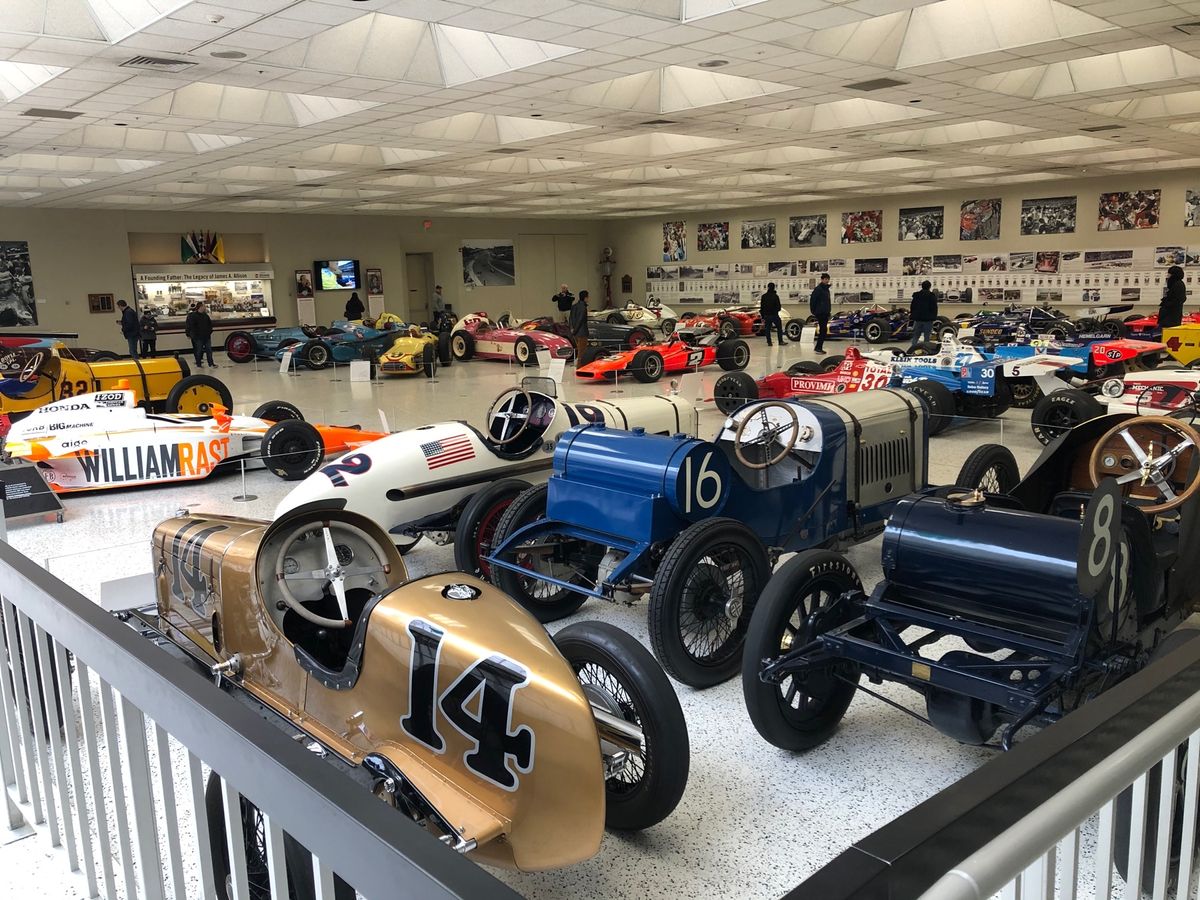 出張でした
合間のお休みにインディ500のオーバルコース見学ツアーに参加