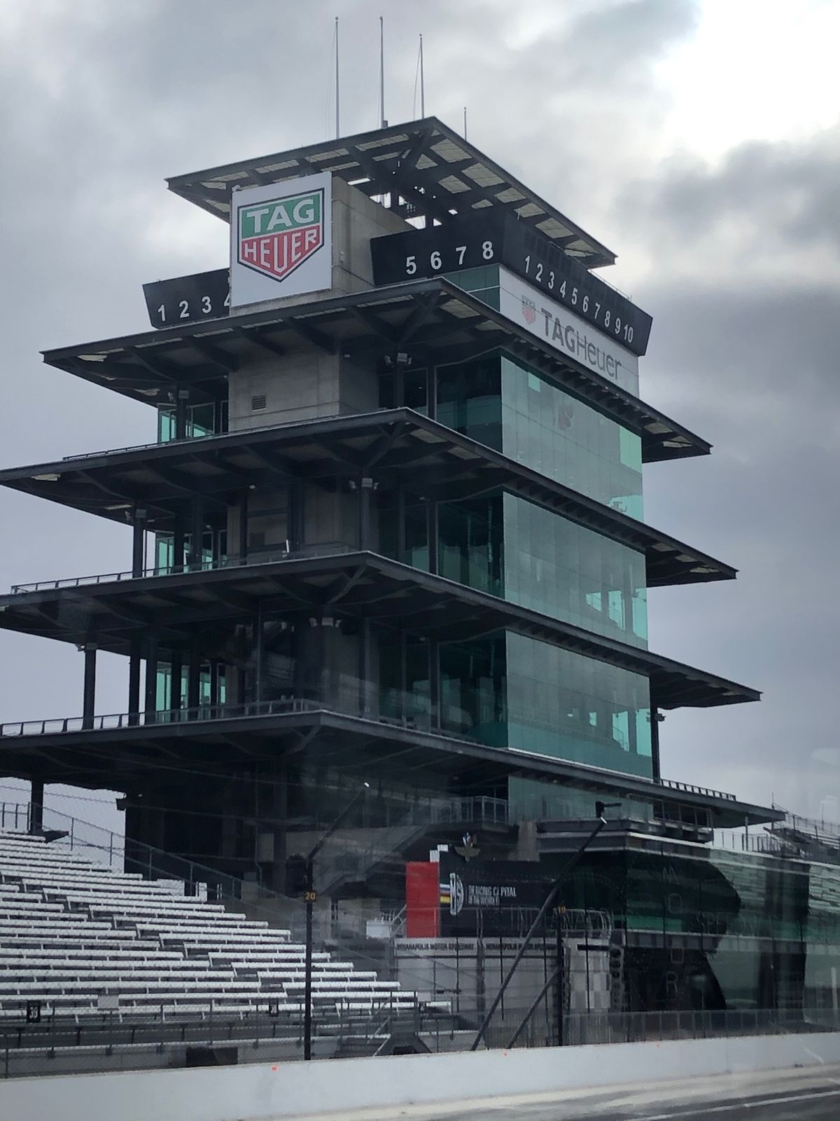 出張でした
合間のお休みにインディ500のオーバルコース見学ツアーに参加