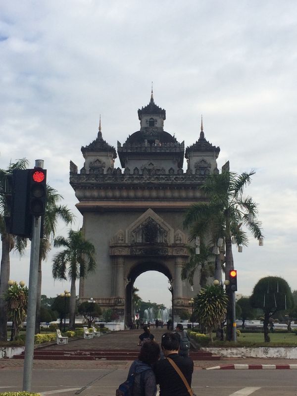 ラオス人民民主共和国・ルアンパバーン「ラオス🇱🇦」の写真：ラオス🇱🇦の首都ビエンチャン
川の向こう...