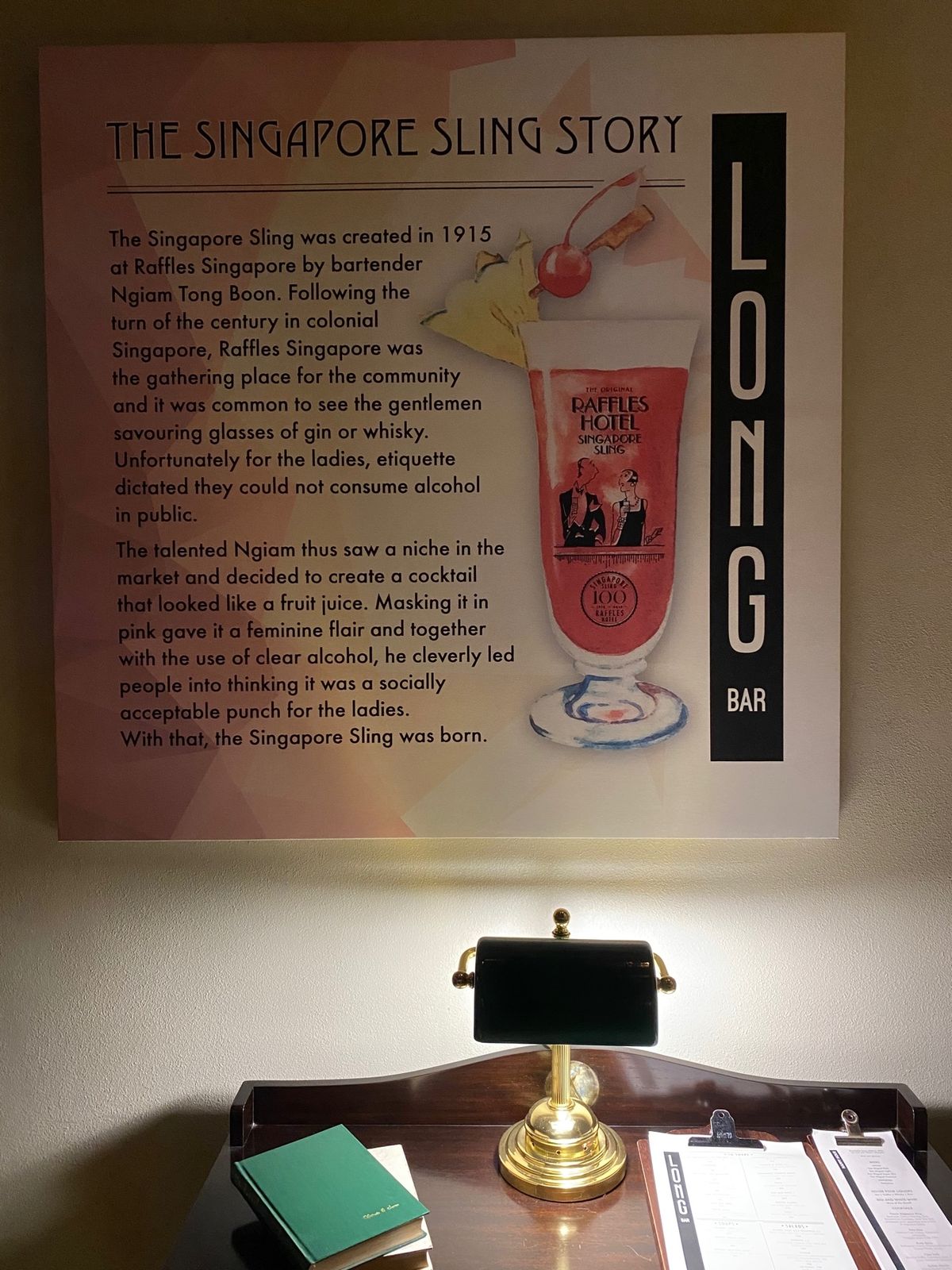 ラッフルズホテルのLONG BAR