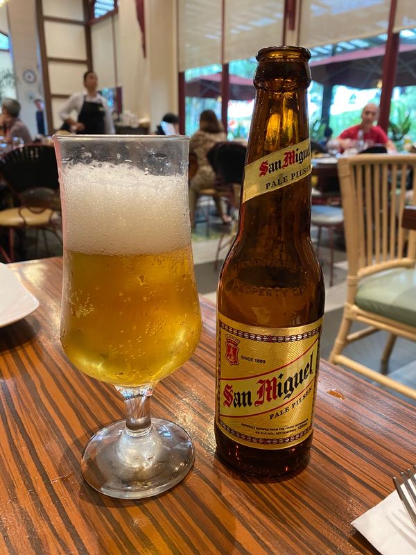 フィリピン・マニラ「火山が噴火したマニラ旅」の写真：サンミゲルとフィリピン料理