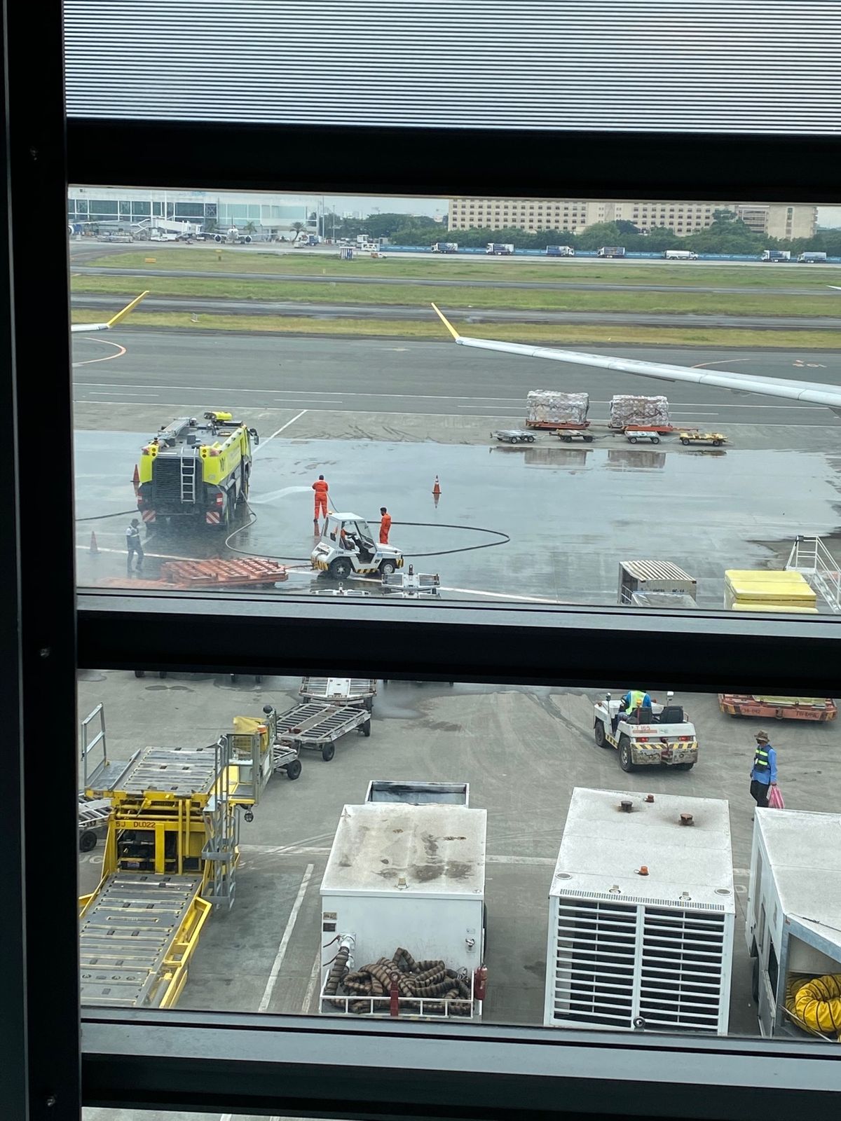 火山が噴火し、マニラにも火山灰が降り積もり空港が閉鎖されました。