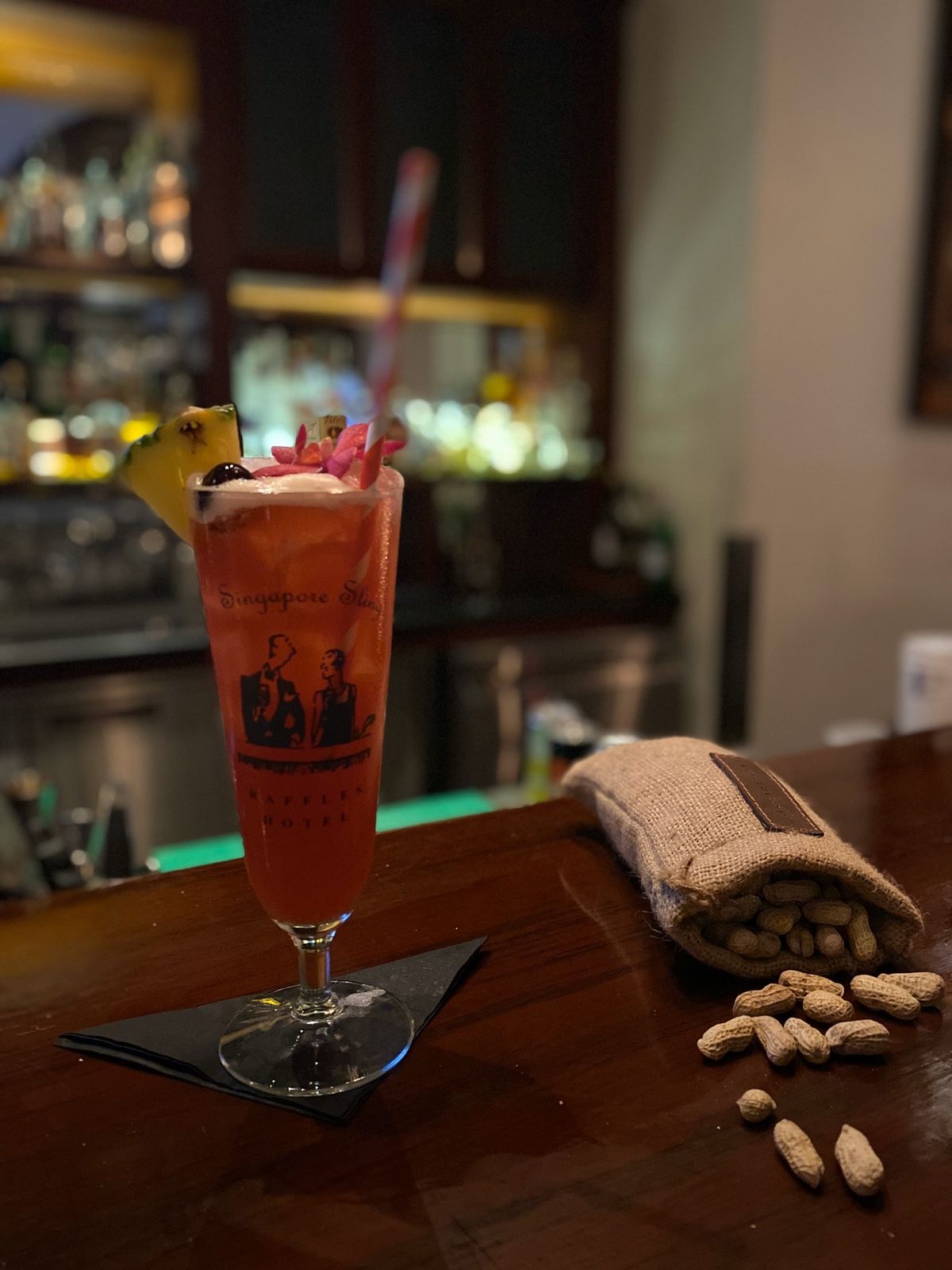 ラッフルズホテルのLONG BAR