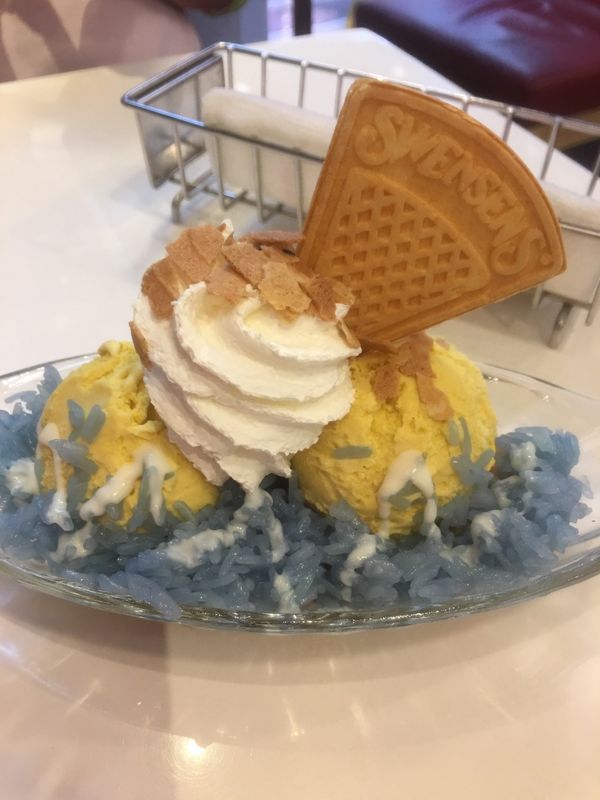 タイ・バンコク「タイ旅行」の写真：ドリアンアイスとタイティーアイス